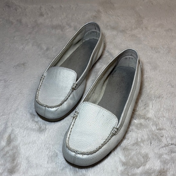 AEROSOLES Off-White Leather Flats - Picture 1 of 8